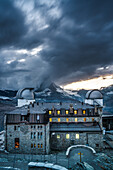 Gewitterwolken über Matterhorn und Kulm Hotel Gornergrat in der Abenddämmerung, Zermatt, Kanton Wallis, Schweiz