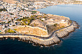 Luftaufnahme der alten Fortezza, einer Zitadelle auf einer Anhöhe entlang der Küste, Rethymno, Insel Kreta, Griechenland