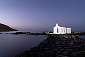 Traditionelle griechisch-orthodoxe Kapelle mit Blick auf das Meer zur blauen Stunde, Georgioupolis, Insel Kreta, Griechenland