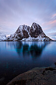 Spiegelung in den Bergen, Moskenes, Nordland, Lofoten-Inseln, Norwegen