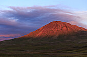Unbekannter Berg bei Sonnenuntergang, Westfjorde, Island, Nordeuropa