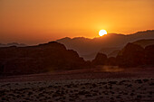 Sonnenuntergang in der Wadi-Rum-Wüste, Jordanien, Naher Osten, Asien