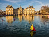 Sailboats in the pond of the luxembourg garden and palace, senate, 6th arrondissement, (75) paris, france, europe