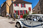 Village and eternal hill of vezelay, (89) yonne, bourgundy, france