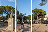 Game of petanque on the seafront, borne n°1 on the voie liberatrice commemorating the landing of the allied forces in 1944, sainte maxime