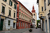 Cankarjeva-Straße und der Stadtturm, Ptuj, Slowenien.