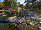 Luftaufnahme der Insel Korpo oder Korppoo, Küste von Korpostrom, Südwestfinnland, Schären von Turku. Die Schärenringstraße oder Saariston rengastie ist voll von Dingen, die man sehen, tun und unternehmen kann. Der Schärenweg kann im oder gegen den Uhrzeigersinn befahren werden. Er beginnt in der historischen Stadt Turku und führt durch ländliche Schärendörfer und erstaunliche Ostseelandschaften. Der Weg kann von Anfang Juni bis Ende August begangen werden.