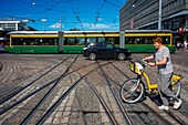 Straßenbahn auf der Mannerheimintie Straße im Zentrum von Helsinki Finnland Europa