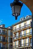 Hausfassade auf der Plaza de la Constitucion, Donostia San Sebastian, Gipuzkoa, Baskenland, Spanien