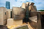 Außerhalb des Guggenheim-Museums in Bilbao, das sich im Fluss Nervion spiegelt, Bilbao, Baskenland, Spanien