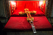 Aus dem Kreuz des Klosters Santo Toribio in Nordspanien wird die heilige Reliquie herausgeholt, die Teil des Kreuzes sein soll, an dem Jesus starb. Im Kloster Santo Toribio de Liebana. Region Liébana, Picos de Europa, Kantabrien Spanien, Europa