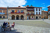 Zentraler Platz Plaza Mayor in der historischen Stadt Santillana del Mar in der autonomen Gemeinschaft Kantabrien in Nordspanien