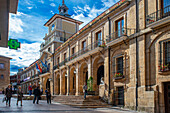Künstlerisches historisches Gebäude Rathaus im Zentrum von Oviedo, Asturien, Spanien.