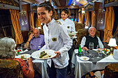 Innenraum des Restaurantwagens des Transcantabrico Gran Lujo Luxuszuges, der durch Nordspanien, Europa, fährt.