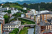 Das Dorf Navia. Außenansicht des Luxuszuges Transcantabrico Gran Lujo, der durch Nordspanien fährt, Europa. Fahrt zwischen Candás und Luarca, Asturien, Spanien.