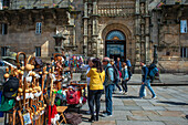 Santiago de Compostela, Spanien. Souvenirs und Fassade der Herberge der Katholischen Könige Parador am Obradoiro-Platz in Santiago de Compostela