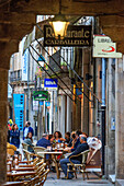 Bars und Restaurants in den alten Säulen Mittelalterliche Architektur in der Altstadt von Rúa do Vilar in der Altstadt von Santiago de Compostela, UNESCO-Weltkulturerbe, Galicien, Spanien.