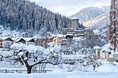 Das Dorf Ossana in der Wintersaison. Europa, Italien, Trentino, Sonnental, Ossana