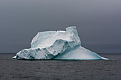 Ein Eisberg in der Gerlache Strait, Antarktis. Die Antarktis.