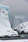 Landschaft in der Nähe der Vernadsky-Forschungsbasis, der ukrainischen Antarktisstation am Marina Point auf der Galindez-Insel auf den Argentinischen Inseln, Antarktis. Die Antarktis.
