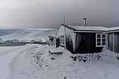 Wordie House, eine Hütte des British Antarctic Survey, die zwischen 1947 und 1954 in Betrieb war und heute vom Antarctic Heritage Trust als Museum betrieben wird. Winterinseln auf den Argentinischen Inseln, Antarktis.