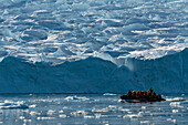 National Geographic Expeditions - Ponant-Gäste bei der Erkundung des Gletschers am Larsen Inlet, Weddellmeer, Antarktis.