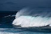 Wellen vor der Insel Seymour. Nord-Seymour-Insel, Galapagos, Ecuador