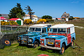 Land Rover-Fahrzeuge in einer Siedlung auf den Falklandinseln. Falklandinseln.