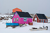 Leuchtend bunte Häuser in Ilulissat. Ilulissat, Grönland.
