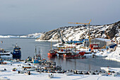 Ein Blick auf den Hafen von Ilulissat, teilweise zugefroren. Ilulissat, Grönland.