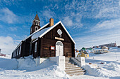 Zionskirche, erbaut im späten 18. Jahrhundert, in einer verschneiten Landschaft. Ilulissat, Grönland.