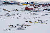 Kleine Boote im zugefrorenen Hafen. Ilulissat, Grönland.