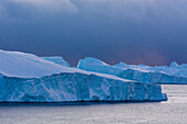 Eisberge im Ilulissat-Eisfjord, einem UNESCO-Weltnaturerbe. Ilulissat-Eisfjord, Ilulissat, Grönland.