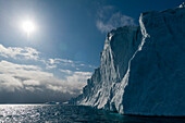 Eisberge im Ilulissat-Eisfjord, einem UNESCO-Weltnaturerbe. Ilulissat-Eisfjord, Ilulissat, Grönland.