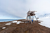 Ein rustikaler Fuchsjagdstand an einem Strand in der Mushamna-Bucht. Insel Spitzbergen, Svalbard, Norwegen.