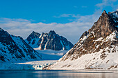 Eisbedeckte Berge und ein Gletscher begrenzen den Magdalenefjord. Magdalenefjord, Insel Spitzbergen, Svalbard, Norwegen.