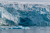 Eisscholle und arktische Gewässer vor dem Lilliehook-Gletscher. Lilliehookfjord, Insel Spitzbergen, Svalbard, Norwegen.