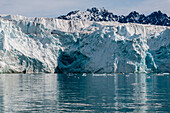 Der Lilliehook-Gletscher spiegelt sich in den arktischen Gewässern des Lilliehookfjordes. Lilliehookfjorden, Insel Spitzbergen, Svalbard, Norwegen.