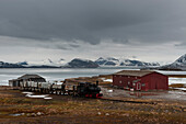 Die Forschungsstation von Ny-Alesund am Kongsfjord. Ny-Alesund, Kongsfjorden, Insel Spitzbergen, Svalbard, Norwegen.