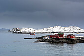 Rote Hütten auf einer kleinen Insel in Svolvaer. Svolvaer, Lofoten-Inseln, Nordland, Norwegen.