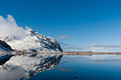 Berge spiegeln sich im ruhigen Wasser eines Sees. Eggum, Lofoten-Inseln, Nordland, Norwegen.