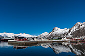 Ein malerischer Blick auf die Uferpromenade von Svolvaer. Svolvaer, Lofoten-Inseln, Nordland, Norwegen.