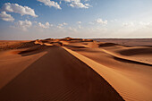 Eine Wüstenlandschaft mit vom Wind geformten und gekräuselten Sanddünen. Wahiba Sands, Oman.