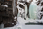 Ein gefrorener Wasserfall in Schweden. Schweden.