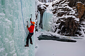 Eisklettern an einem gefrorenen Wasserfall im Abisko-Nationalpark, Schweden. MR