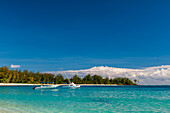 Zwei Boote ankern vor einem tropischen Strand im Indischen Ozean. Denis Island, Die Republik der Seychellen.