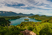 Ein Blick von oben auf den Bleder See und die Wallfahrtskirche Mariä Himmelfahrt. Bled, Slowenien