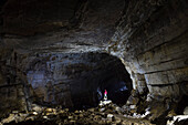 Höhlenforscher in der Krizna Jama Höhle, Kreuzhöhle. Grahovo, Innere Krain, Slowenien.