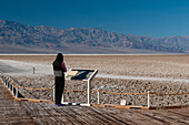 Ein Tourist auf der Aussichtsplattform von Badwater Basin. Death-Valley-Nationalpark, Kalifornien, USA.