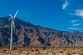 Ein Windpark am San Gorgonio Pass in der Nähe von Palm Springs. San-Gorgonio-Pass, San Jacinto Mountains, Riverside County, Kalifornien, USA.